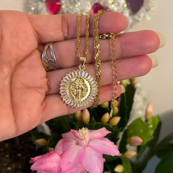 Elegant Gold and Silver Pendant Necklace - Picture 5 of 6